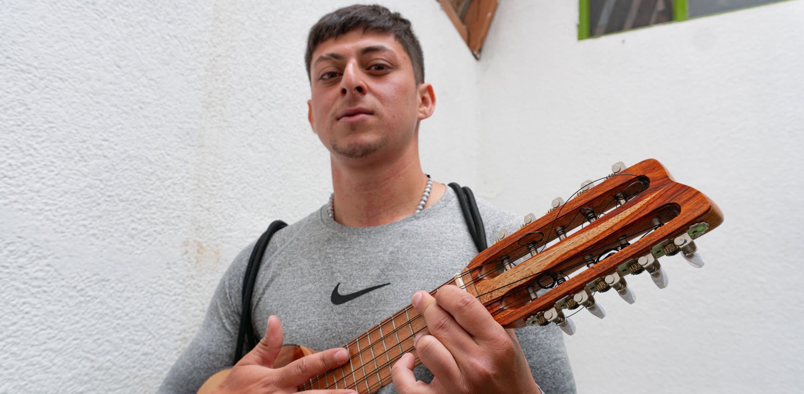 Imagen de la historia: EL SONIDO DEL CHARANGO: LA HISTORIA DE WILMER