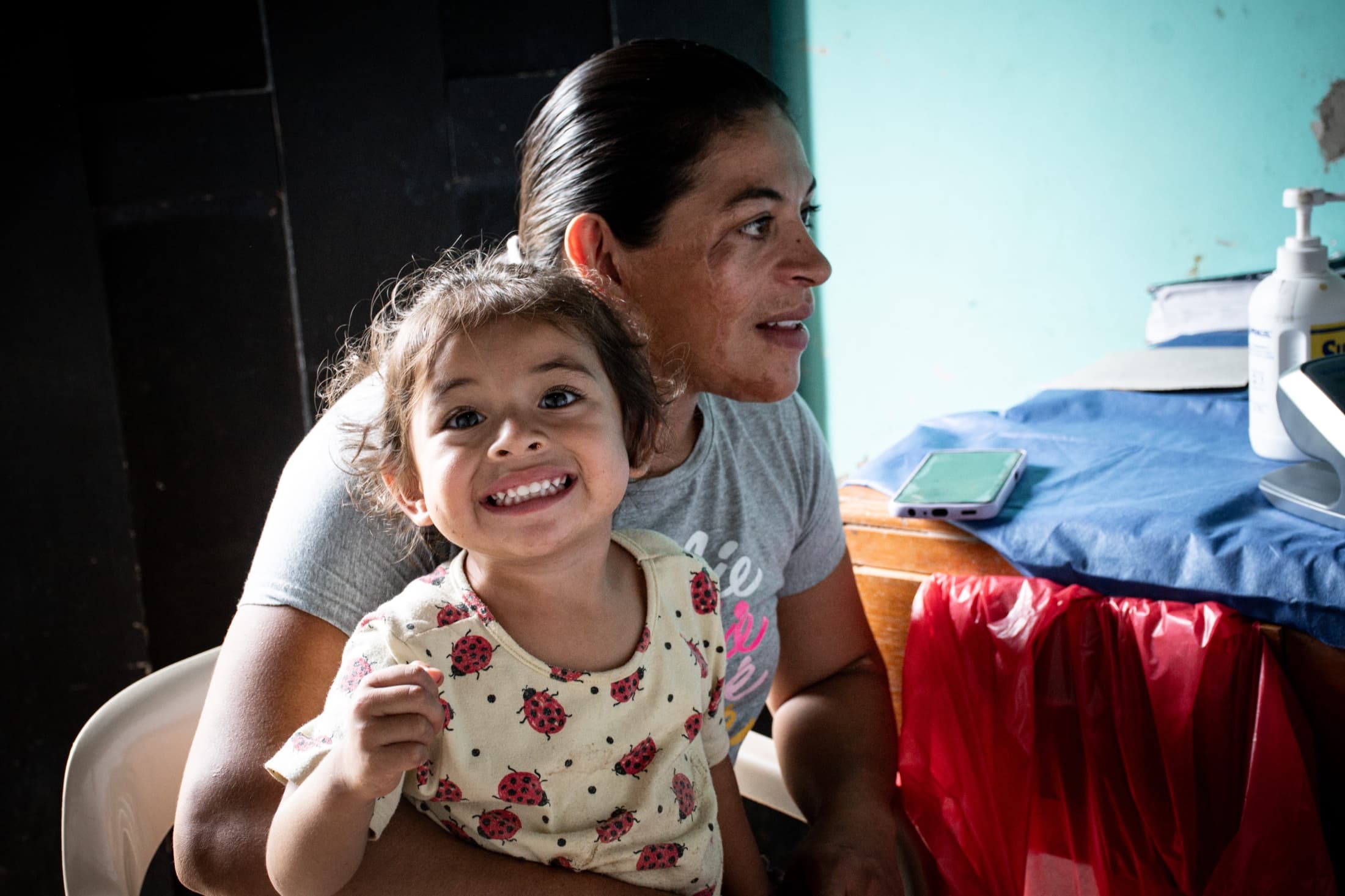 Madre e hija durante una jornada de atención comunitaria